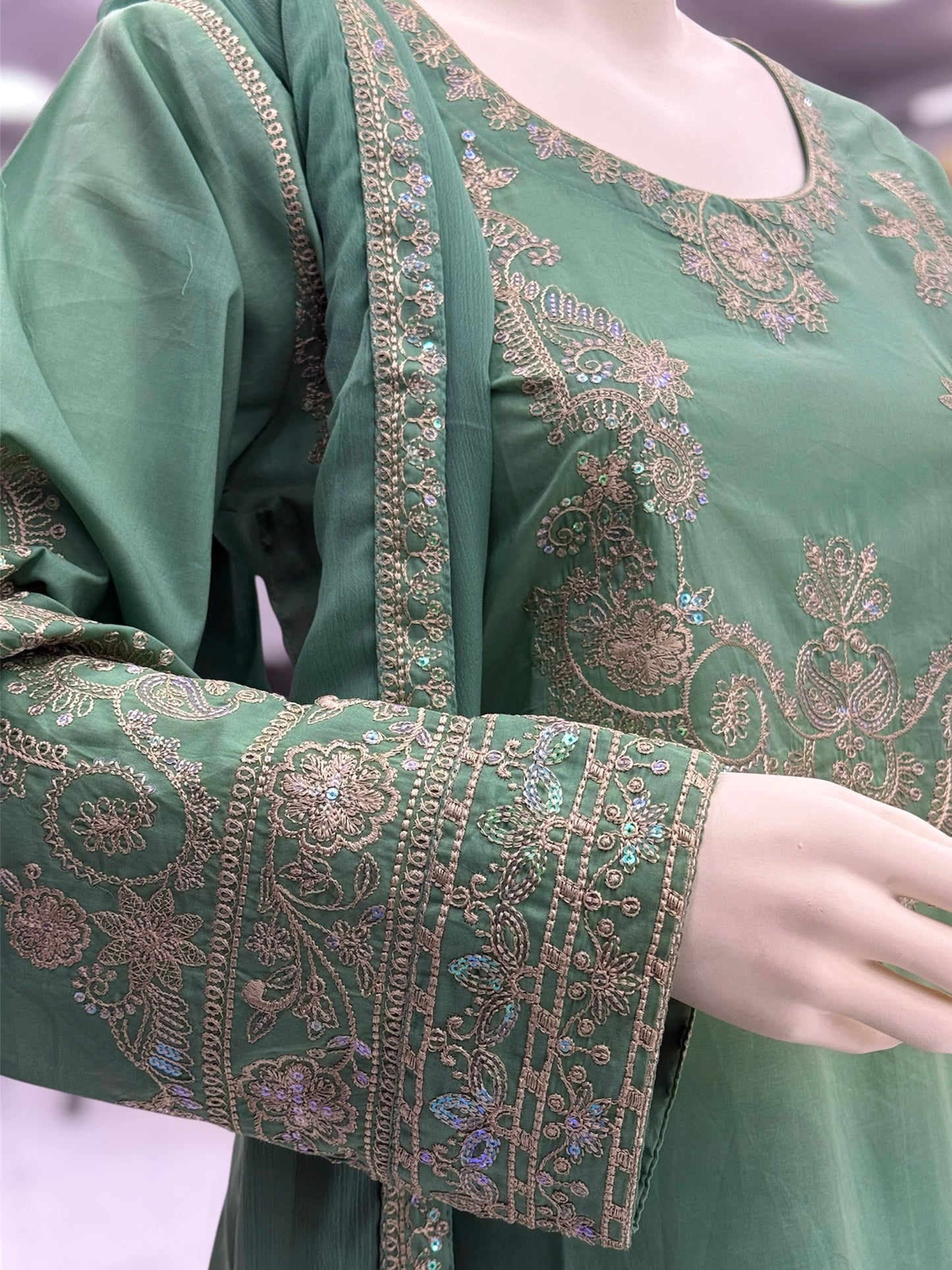 Taj Mahal Exclusive Lawn L77-D | Stitched | 3 Piece