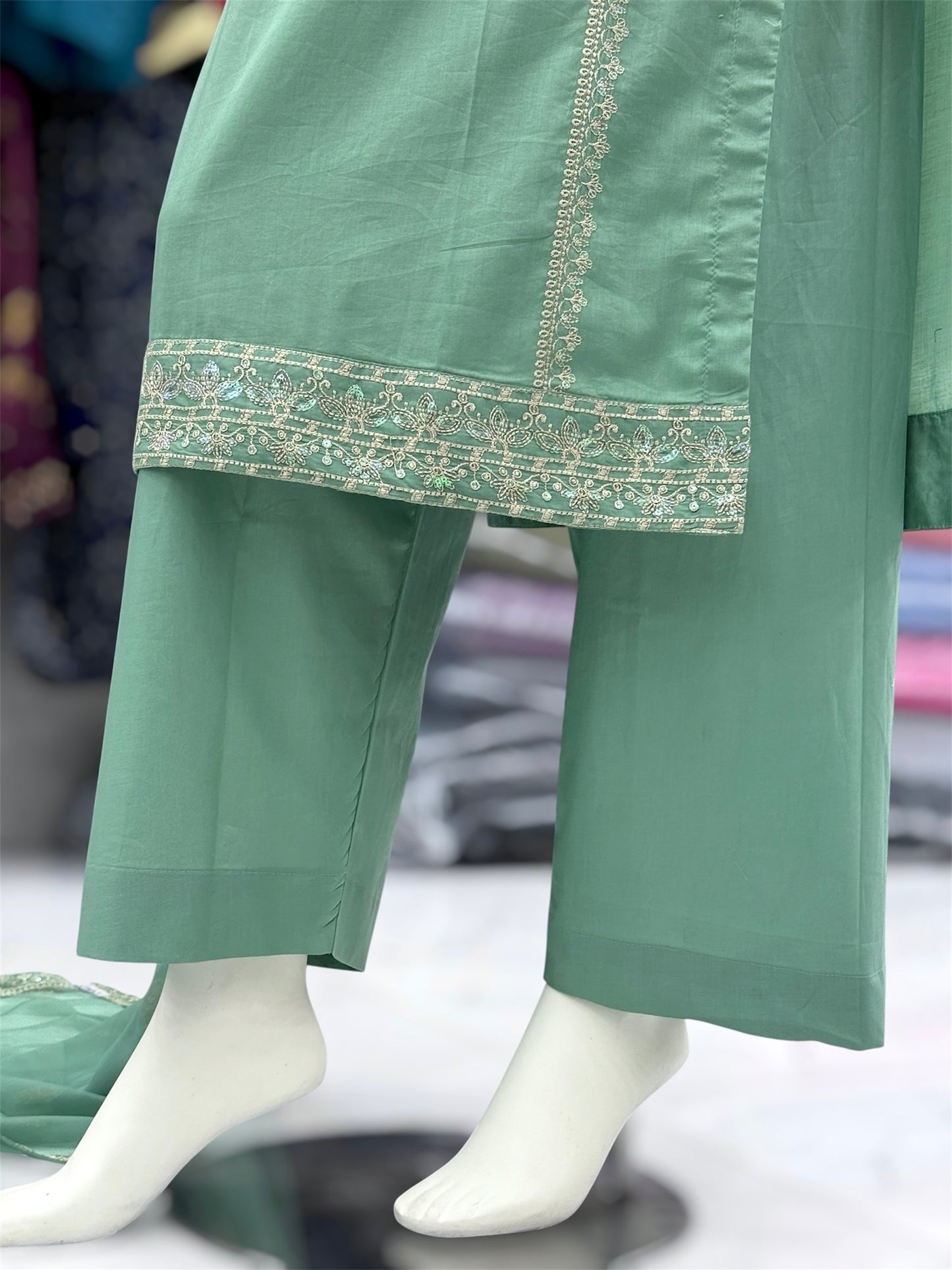 Taj Mahal Exclusive Lawn L77-D | Stitched | 3 Piece